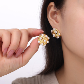 Retro Light Luxury Hollow Out High-Gloss Shell Pearl Earrings